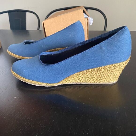 NIB  Beacon Comfort Shoes Womens‎ Size 9 Slip On Wedge Navy Blue - Picture 3 of 7